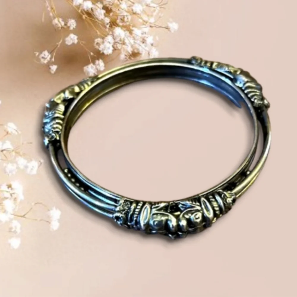 Vintage Rare Silver Tone Elephant Themed Bangle Bracelet with Clusters.